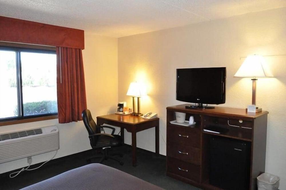 Americinn By Wyndham Plymouth Экстерьер фото